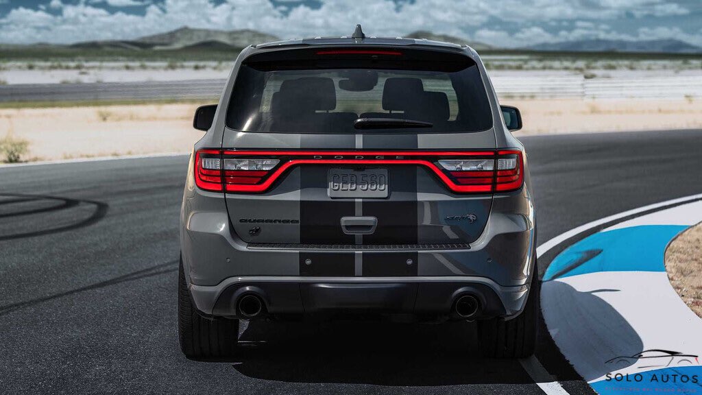 soloautos_mx's tweet photo. La variante SRT Hellcat muestra un diseño más fuerte y poderoso, digno de un deportivo Dodge. Contará con un motor V8 HEMI sobrealimentado de 6.2 litros con 710 caballos de fuerza. Seguiremos esperando un cambio generacional.  

#Dodge #Durango #DodgeDurango #Hellcat #SRT #Durang https://t.co/q6yVdltg9o