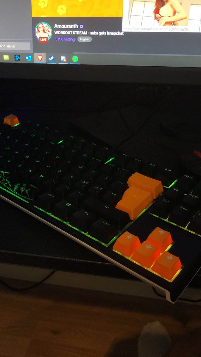 hEllberg tweet media