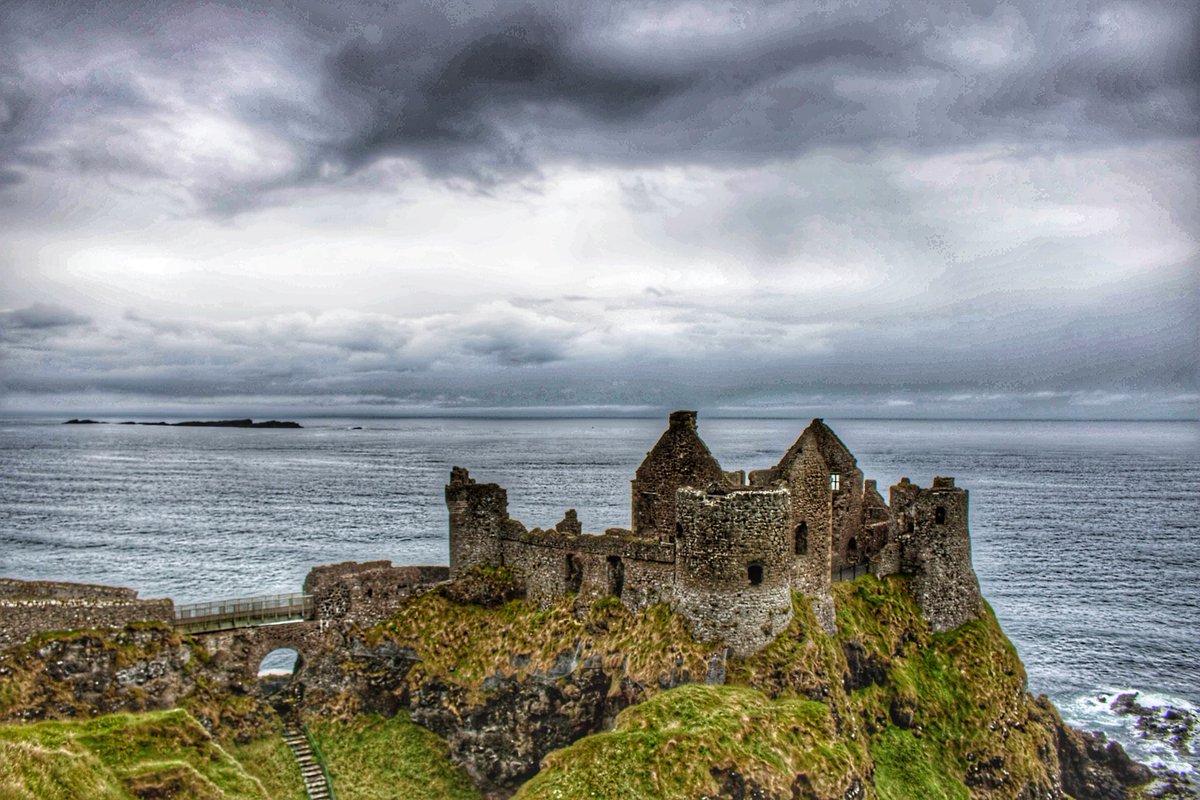 xileoo's tweet photo. Dunluce Castle - before the storm kicked in! https://t.co/wm3aESv2Q2