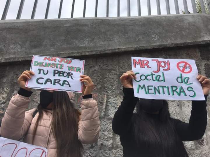 v_del_pueblo's tweet photo. Hace pocos minutos estuvimos acompañado la protesta de ex trabajadores de la empresa de juegos Mr. Joy que despidió a más de 400 trabajadores, a quienes además adeudaba más de tres meses de salarios. #MrJoy #NoMasDespidos #Explotadores #ULTIMAHORA @MinTrabajoEc @Lenin https://t.co/W8NatthpPR