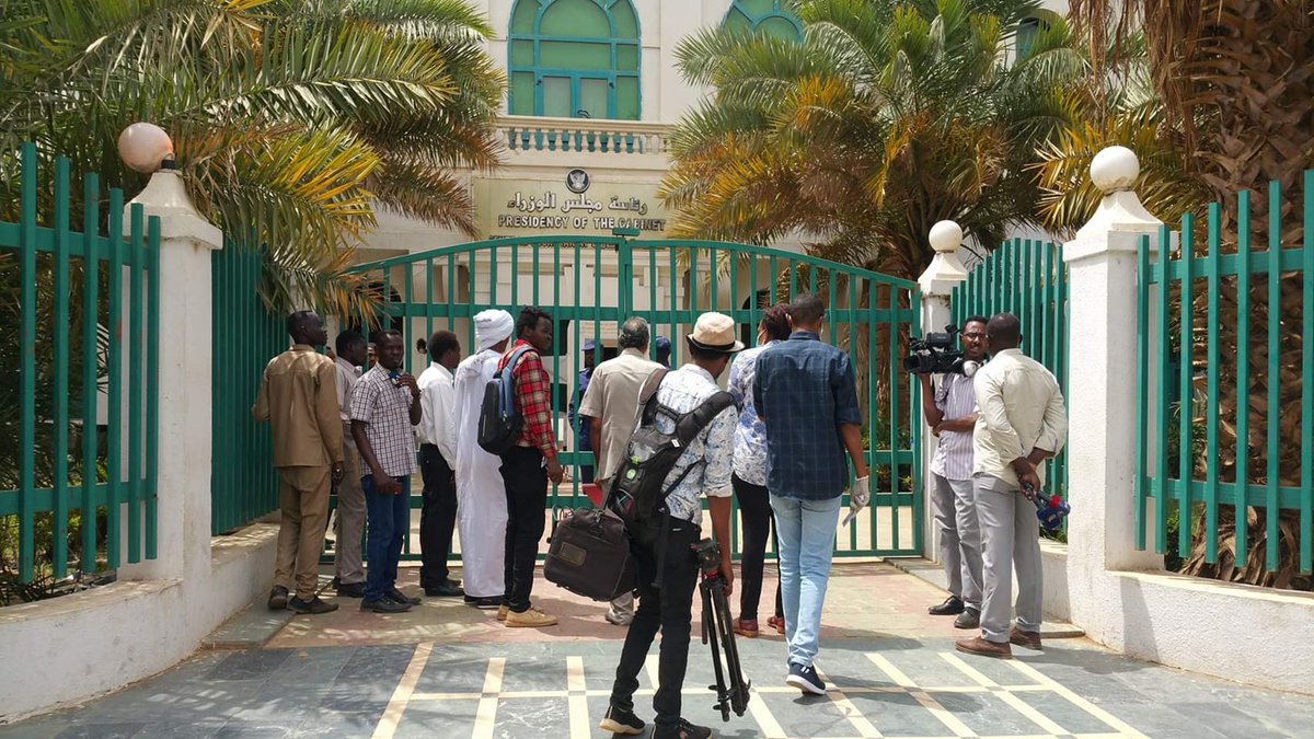 SudanTAM's tweet photo. " تصريح صحفي " 

تسلمت رئاسة مجلس الوزراء المذكرة التي تقدم بها الثوار الذين نظموا وقفة تشاركية مع إعتصام نيرتتي أمام مقر رئاسة الوزراء بالخرطوم  . 

(رابط فيسبوك لبقية التصريح):
https://t.co/ibbAYgPpfk https://t.co/USzeoOEYyS
