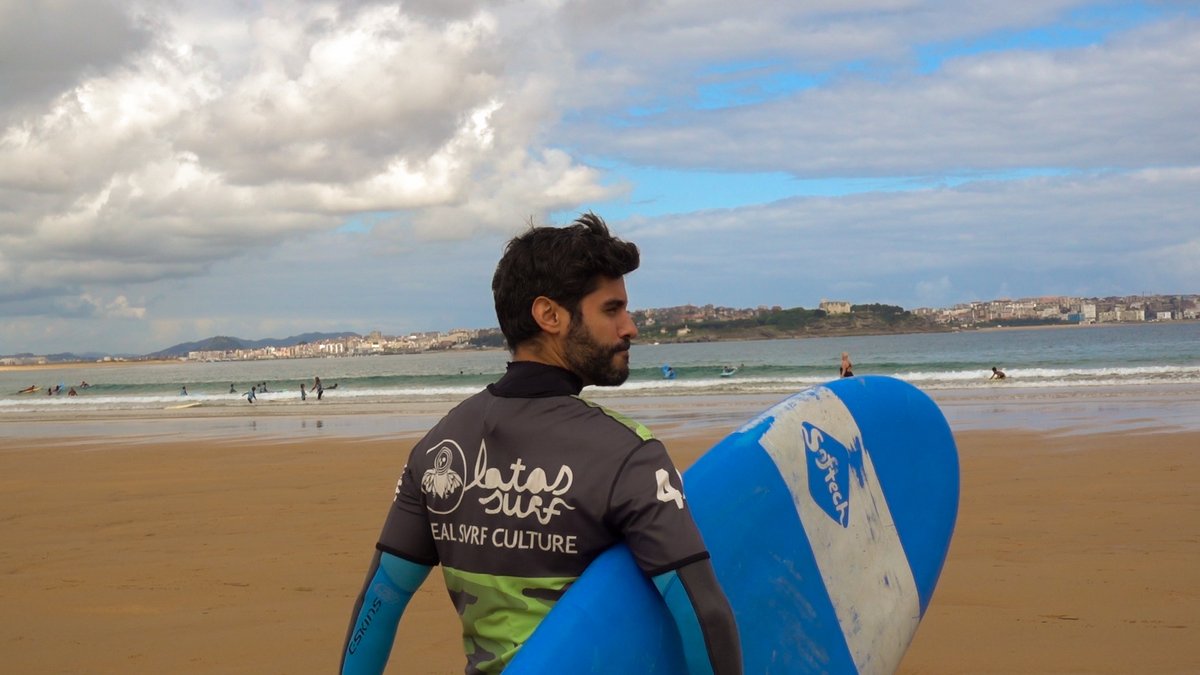 obsession_a2's tweet photo. 🏄🏻‍♂️ Vuelve el surf, vuelve la vida, vuelven los #VIP a Cantabria con 🏡 @latassurf 🇵🇱⁠
⁠
Directamente desde ☎️ #laschicasdelcable en @netflixes, el primero en llegar ha sido @MiguelDiosdado. 

#ObsessionA2SurfLatasExperience #SurfingCantabria @Postureo_CANT @AhoraCantabria https://t.co/SxFJ4Bfc4l