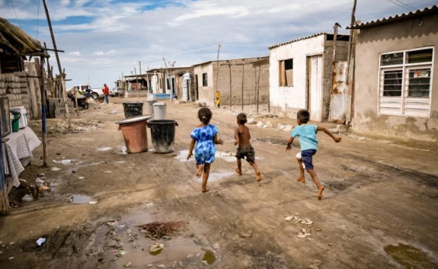 CelsoTeteC's tweet photo. Tasajera y Pueblo Viejo son 2 poblaciones del Magd, a orillas de la troncal del Caribe, sumidas en la pobreza extrema y abandono estatal. ¿Saben qué es lo peor? Hay 2 peajes privados en sólo 67 KMs entre Barranquilla y Ciénaga. Facturan miles de millones. Esa es Colombia. https://t.co/4pwqqKu7Kr
