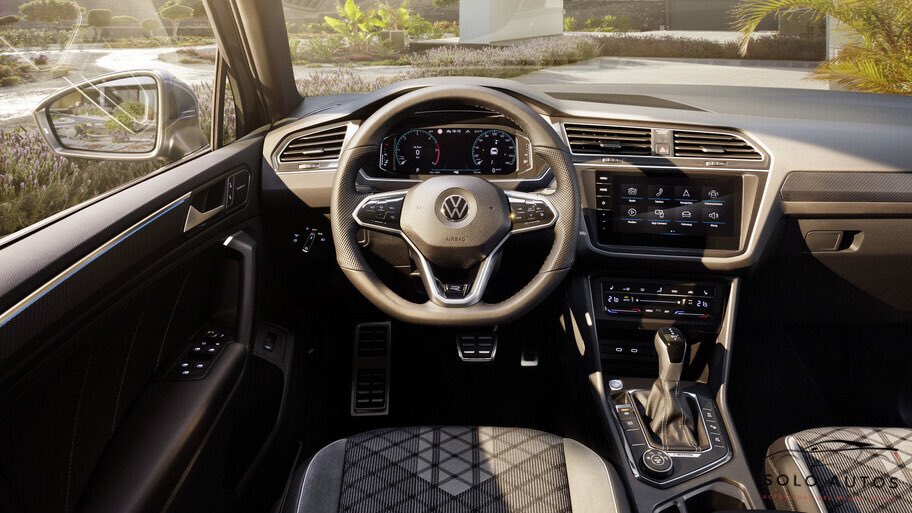 soloautos_mx's tweet photo. La renovada Tiguan de VW recibe un facelift de media vida. Los cambios recibidos los encontramos en la parte delantera del auto, con los cambios en el diseño de los faros, parrilla y fascia. Para la versión R, la nueva Tiguan adopta un aspecto deportivo similar a la del golf R. https://t.co/Gcp4u2igSX