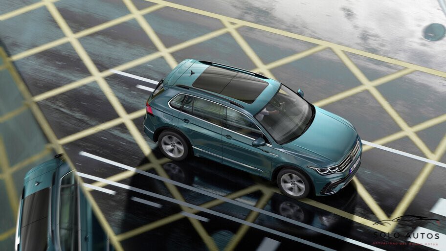 soloautos_mx's tweet photo. La renovada Tiguan de VW recibe un facelift de media vida. Los cambios recibidos los encontramos en la parte delantera del auto, con los cambios en el diseño de los faros, parrilla y fascia. Para la versión R, la nueva Tiguan adopta un aspecto deportivo similar a la del golf R. https://t.co/Gcp4u2igSX