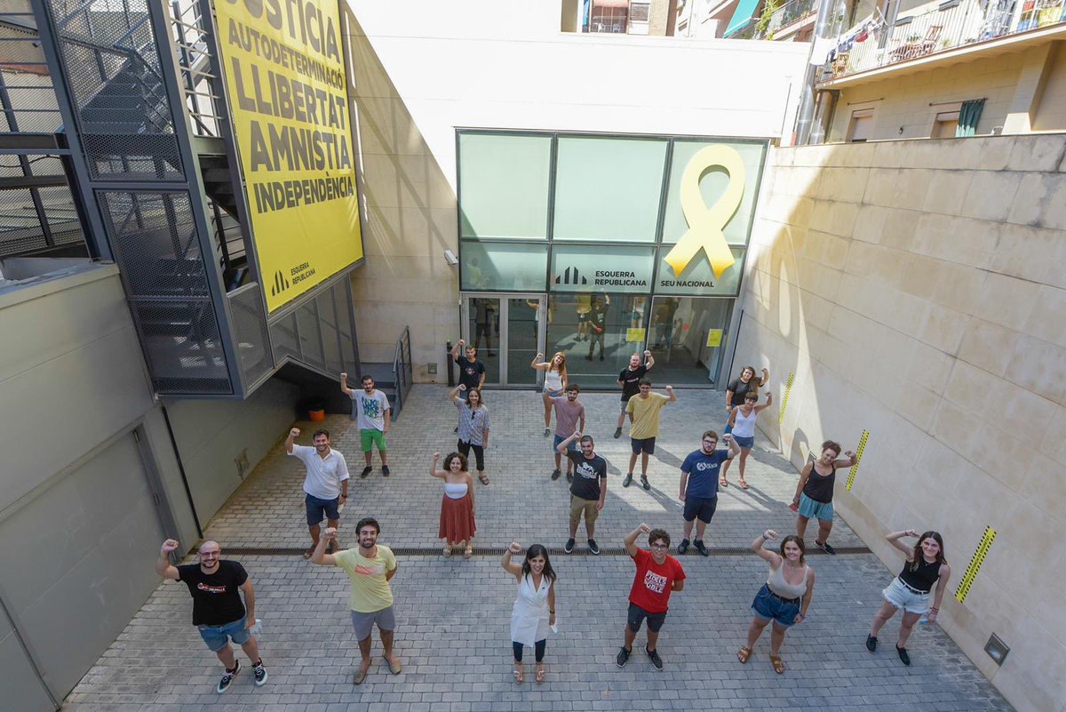 JoventRepublica's tweet photo. 👭 Més d'una trentena de joves fem el pas de sumar-nos a @Esquerra_ERC per continuar construint un projecte d'esquerres i independentista

💪 Necessitem reforçar els espais d’apoderament juvenil que impulsen polítiques valentes i transformadores #sumemERC https://t.co/YAdNsPXbvG
