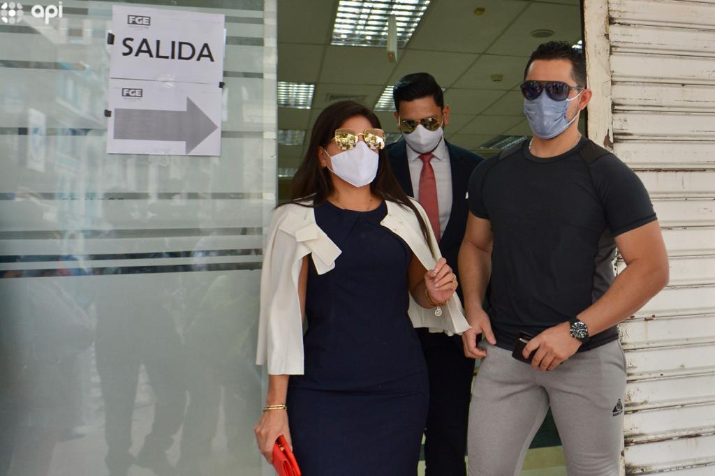 ecuainm_oficial's tweet photo. ▶️#ATENCIÓN Abraham Muñoz llegó hasta Fiscalía para rendir versión por investigación de corrupción en hospitales que involucra a #DanielSalcedo. Su identidad habría sido falsificada por Salcedo para huir a Perú. Su abogada informó que se presentó denuncia por robo de identidad. https://t.co/0zA30JMD8E