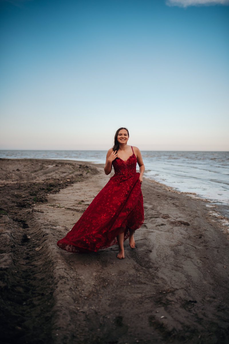 NNativeGirls's tweet photo. Congrats to our girl @_emilystreet on graduating over a week ago, this tweet was worth the wait to be able to post these stunning pictures ❤️ good luck in all your future endeavours, we will miss your heart of gold 🥰 https://t.co/O0tBiOdnIQ