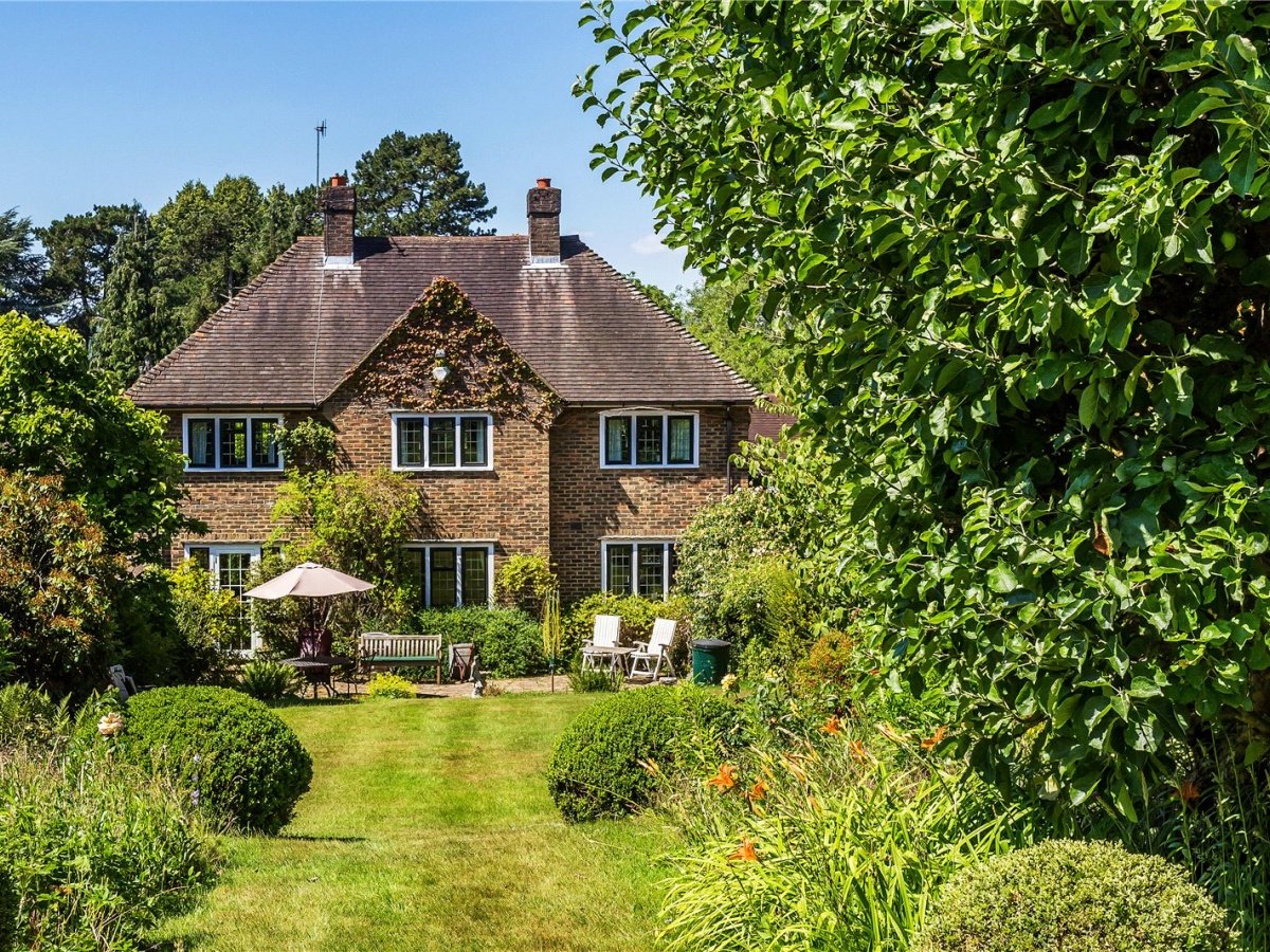 JacksonStops's tweet photo. @JS_Reigate are delighted to bring to market this detached #familyhome in a highly regarded tree lined residential road near the village setting of #Lesbourne.
Click to explore more: https://t.co/sDu9OoEVH8 https://t.co/cTIquQjB6v