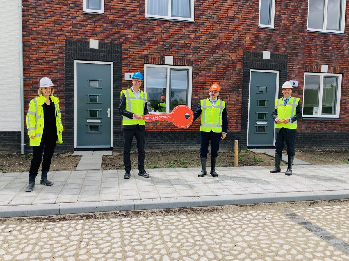 Onlangs in <a href="/WWWestergouwe/">Westergouwe Gouda</a> 1e sleutel op 1,5 meter overgedragen aan <a href="/vesteda/">Vesteda</a> Die 71 vrije sector huurwoningen gaat verhuren, gebouwd door <a href="/heijmansnl/">Heijmans</a> <a href="/vofwestergouwe/">WonenInWestergouwe</a> <a href="/VolkerWessels/">VolkerWessels</a> #duurzaam #gasloos #waterberging Achtertuinen met zwarte aarde opgeleverd. Goed voor #groen 💪🏻👍🏻