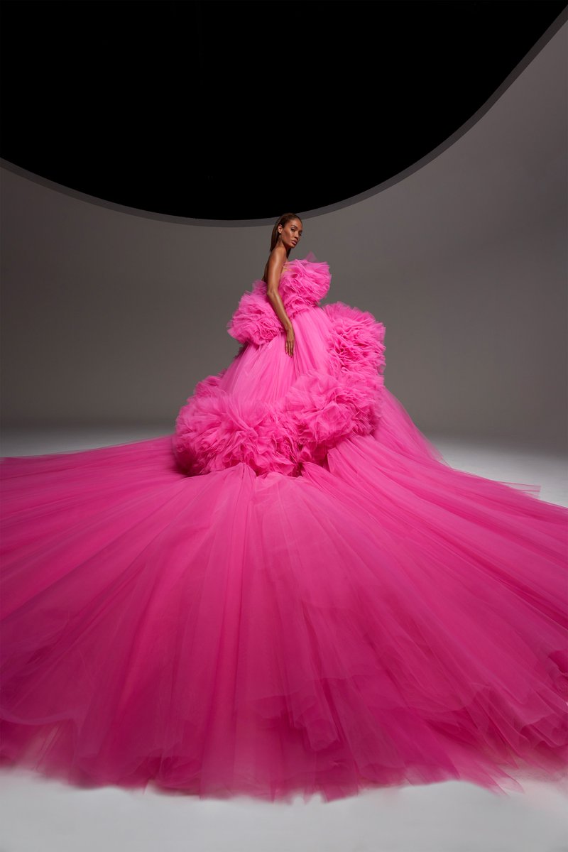 voguemagazine's tweet photo. View the complete fall 2020 couture collection from @GiambattistaPR now. https://t.co/qdwlxZsjhj https://t.co/fi4WzRxHij