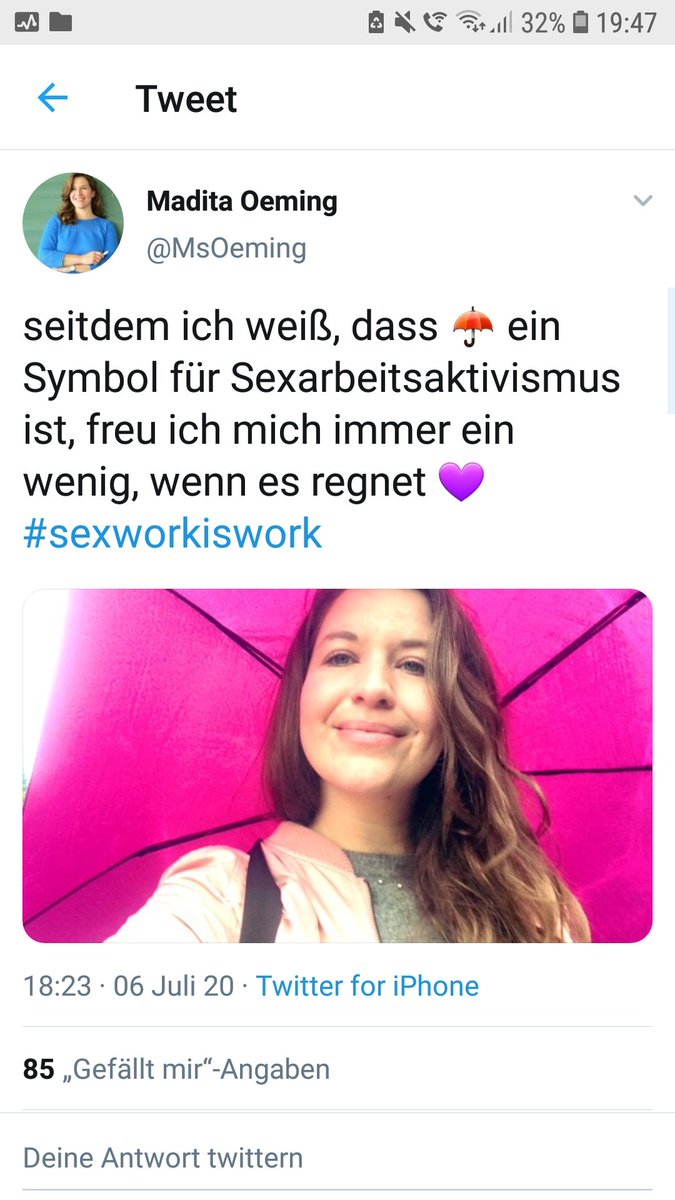 Kali_im_Exil's tweet photo. Revoluzzer Träume einer Pastorentochter: nach dem Studium der Literaturwissenschaften sich selbst #Porno-wissenschaftlerin nennen und einmal zu den coolen  #Sexworkern gehören- und sei es nur symbolisch mit dem Schirm - wow du rockst! 🤦🏾‍♀️ #whiteNonsense #Prostitution #redumbrella https://t.co/GuZPPR9iah