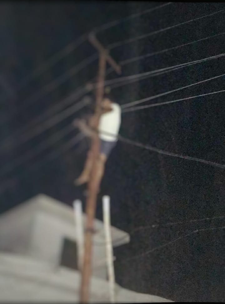 Rameshwar_101's tweet photo. It's sadden to hear the news of pathetic incident happened here in BASOHLI.
A line man(electricity) lost his life while working for the proper functioning of light.
We lost a brave line-man.
Om Shanti 🙏 https://t.co/dXj3e7Iyyd