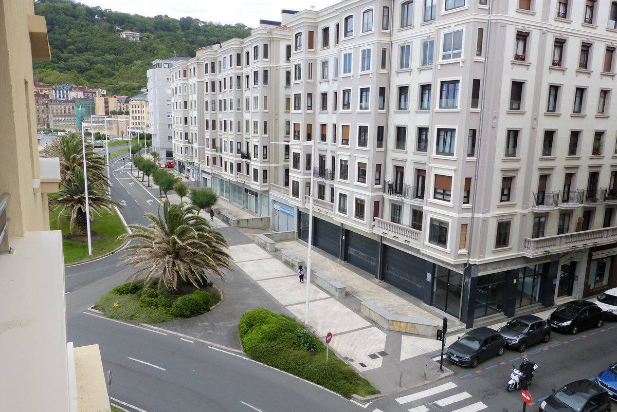 BurutaranInmo's tweet image. Z32022 Apartamento encantador, alto, luminoso y exterior a Paseo Colón, junto a la playa de la Zurriola. Ideal para vivir y como inversión.

bit.ly/2O2iYWk

Visita virtual: bit.ly/2ZClkR2

#Donostia #CasaEnVenta #Inmobiliaria #GrupoExin10 #RealEstate #HomeStage