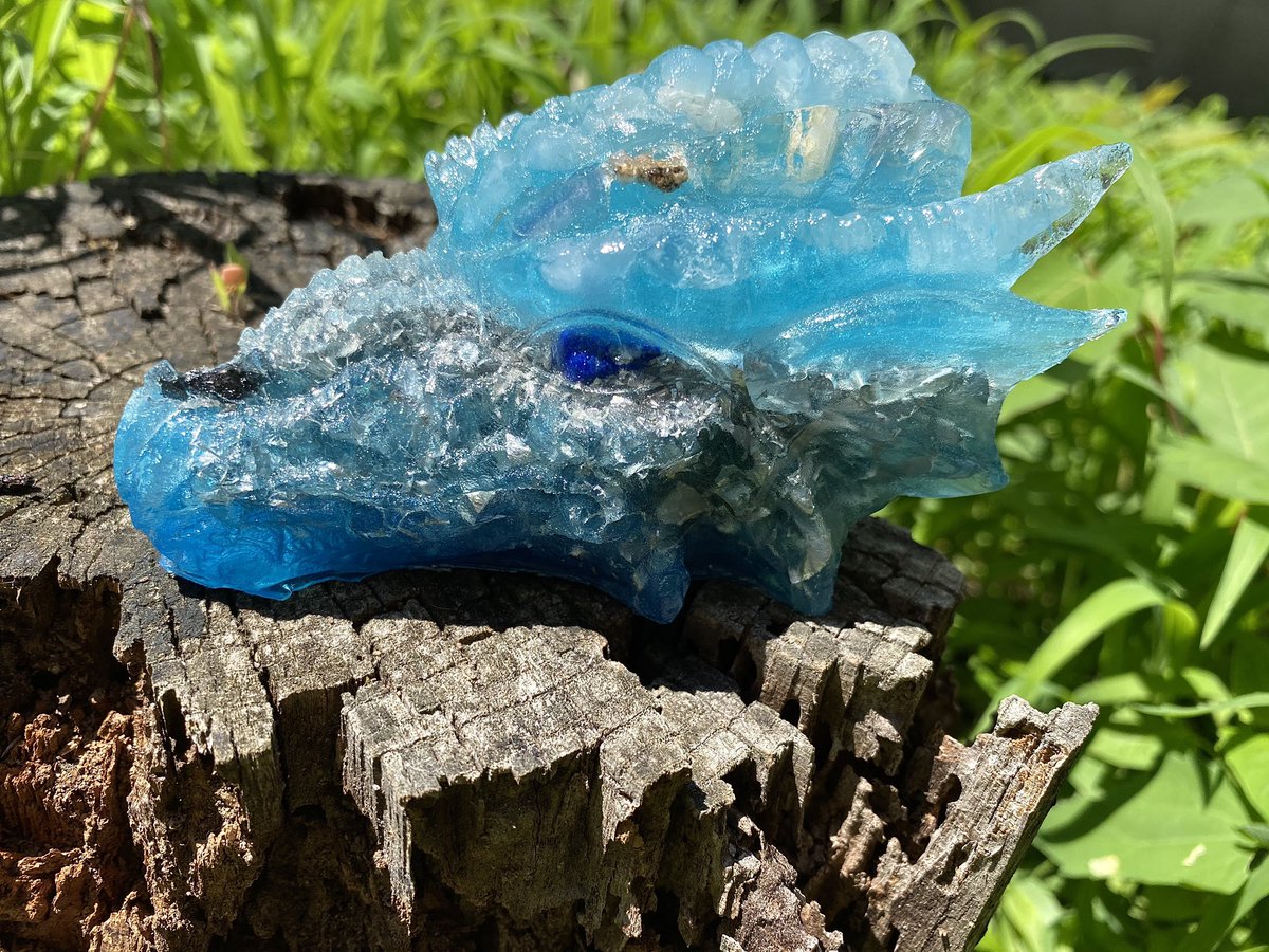 _MoniqueGisele_'s tweet photo. Just made another Orgonite Dragon Head! This one has Aquamarine, Fluorite, Lapis Lazuli & Shungite. Fluorite & Lapis glow in blacklight (shortwave black light used for these picts).
#Orgonite #Dragon #DragonOrgonite #Crystals #5G #MondayMotivaton #OrgoneEnergy #Etsy https://t.co/KVV43HpfHU