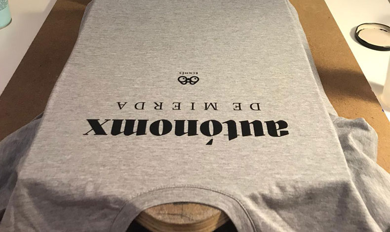 📢 ¡Primicia!
#BCNMés relanza la camiseta ✨Autónomx de mierda✨.
Porque si ya era difícil ser autónomo en general, ahora, con una pandemia mundial 👑🦠, deberías lucir orgulloso el status de mierda.✌️
Compra una ya: bcnmes.com/tienda/
🚀Primer envío: 9 julio