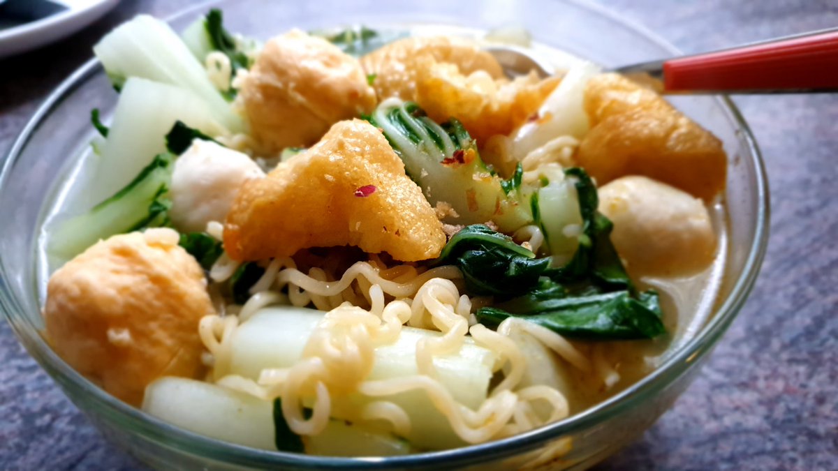Mie ABC tidak kalah enak dari IndoMie. Asal ada #paksoi #pentol #basoudang #tahupong Sedaap disantap saat hujan Gerimis.