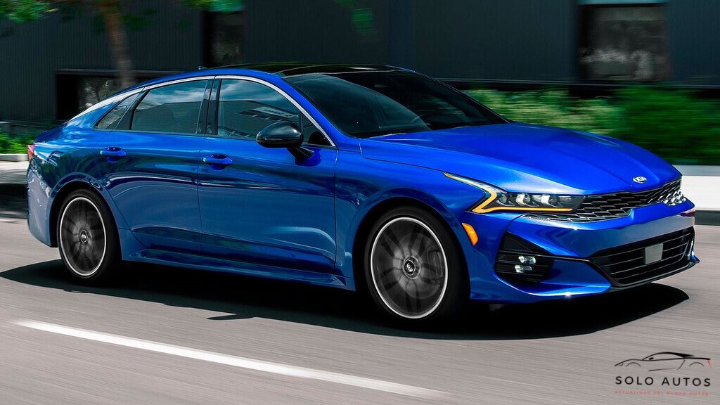 soloautos_mx's tweet photo. Dile adiós al Kia Optima y saluda al nuevo K5 2021. Sin duda un modelo que nos dejó sorprendidos desde su presentación a finales del año pasado en Corea del Sur. El renovado K5 muestra un aspecto moderno y tecnológico. https://t.co/xeOxT2j4PM