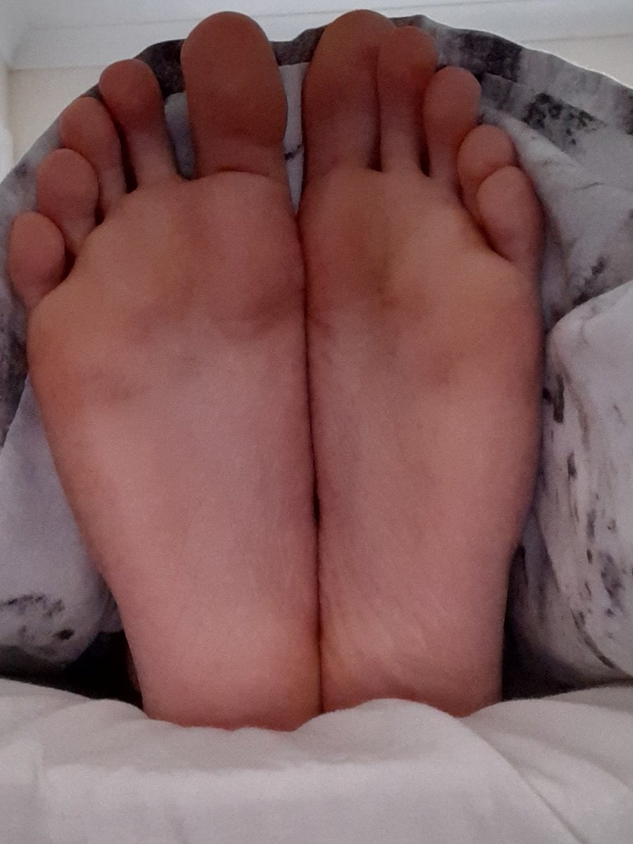 Liltickleboy1's tweet photo. Oh no! My feet seem to be stuck, anyone wanna help out?😏😉 https://t.co/Xzi7bs928Y