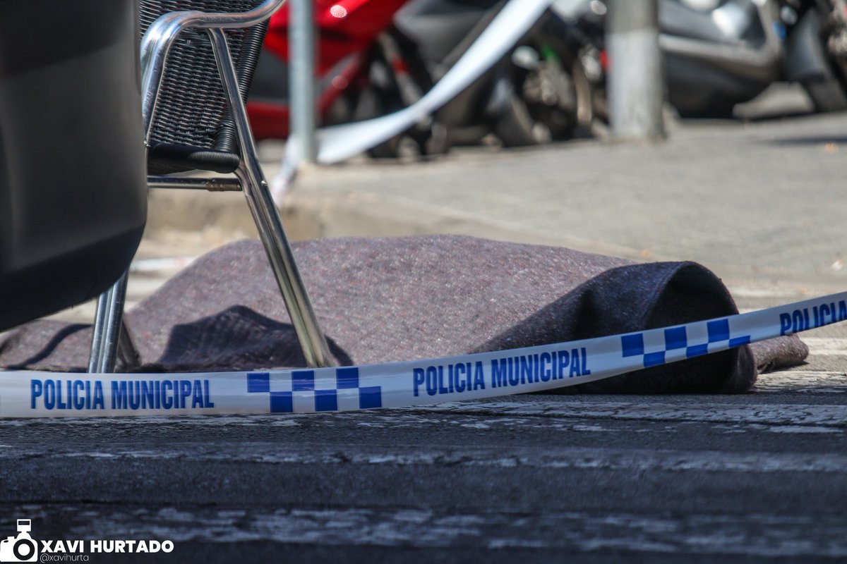 xavihurta's tweet photo. Una persona ha #mort en #precipitar-se presumptament des d'un 7è pis. Ha passat a la Rmbl. Francesc Macià, cantonada amb C/Girona. Sembla ser q hauria demanat als veins q el deixessin entrar al pis, posteriorment hauria saltat des del terrat, una d les hipòtesis q es comentava... https://t.co/yTaydtban7