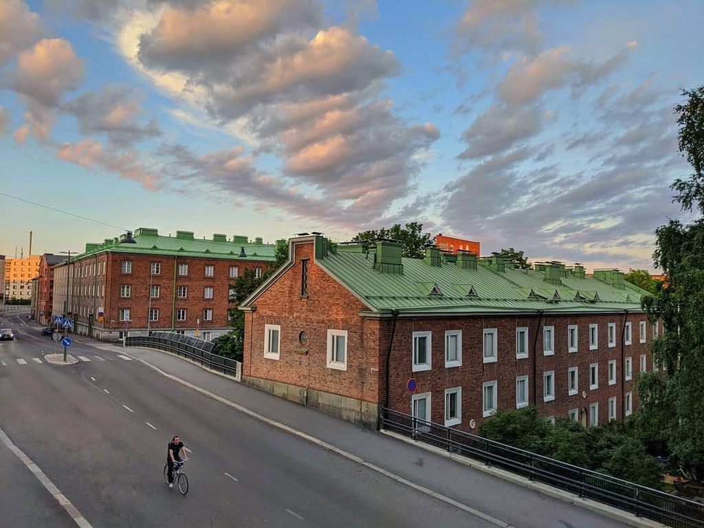 Priyaaaa's tweet photo. A summer's day in Tampere. 
(Finnish pronunciation cue: this sentence rhymes)
Also, this was at 11 pm. 

#JustFinnishThings #Finland #Tampere #Suomi #VisitTampere #Visiting  #summer #kesä #clouds #sky #kesäilta https://t.co/JhvaI6iLLQ https://t.co/O5GId1KDcD