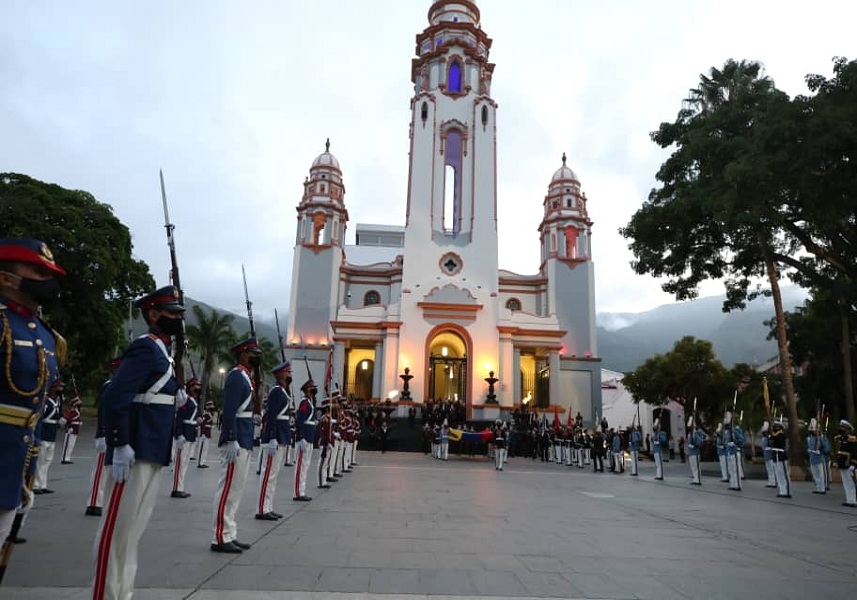 #NotiMippCI 📰🗞| Padrino López: 300 años estuvimos dominados, hoy la independencia está más vigente que nunca. Lea más ⏩ bit.ly/2ZxYhqk #CuarentenaRadicalPreventiva