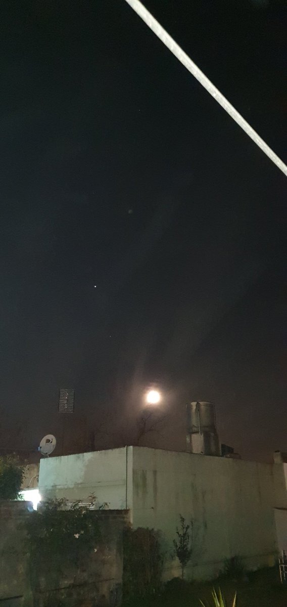 chrisrendon1979's tweet photo. @mati_bertolotti Hola Mati mira lo que hay alrededor de la luna! Será para @FenomenosTn ? Jaja https://t.co/tvMU3dtEYS