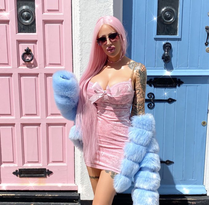 Pink or blue? ?? https://t.co/AxD1lnzeOj