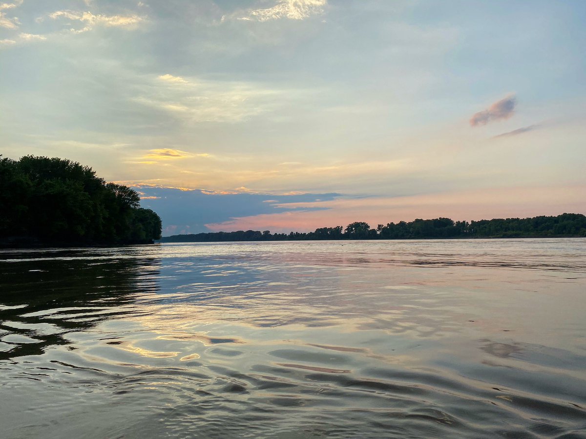 paddleSTL's tweet photo. Sunset on the Missouri River, July 5th, 2020.
•
•
•
#bigmuddyadventures #paddlestl #rivertime #fullmoonfloat #stl #explorestlouis https://t.co/ZZeUbjaQld