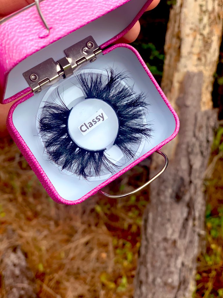 Tianna_Pope5's tweet photo. Need lashes? I got you! I had to run the lash suitcases back for you all 😍 #SupportBlackOwnedBusinesses #SupportBlackBusinesses #supportsmallbusiness #SupportSupportSupport https://t.co/0K7tGxO3SG