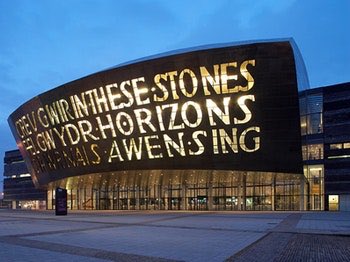 Next up is the iconic  @theCentre in Cardiff - it sits in port like a copper monolith. Feels like it could’ve fallen out of the sky. 3/