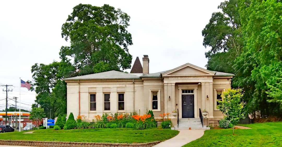 ConnecticutLib1's tweet photo. SOUTHINGTON, CT - FORMER PUBLIC LIBRARY (1902) 

Now Southington Historical Society &amp; Museum

The new library building across the street from the original library was built in 1974. https://t.co/czoj9hxZFa