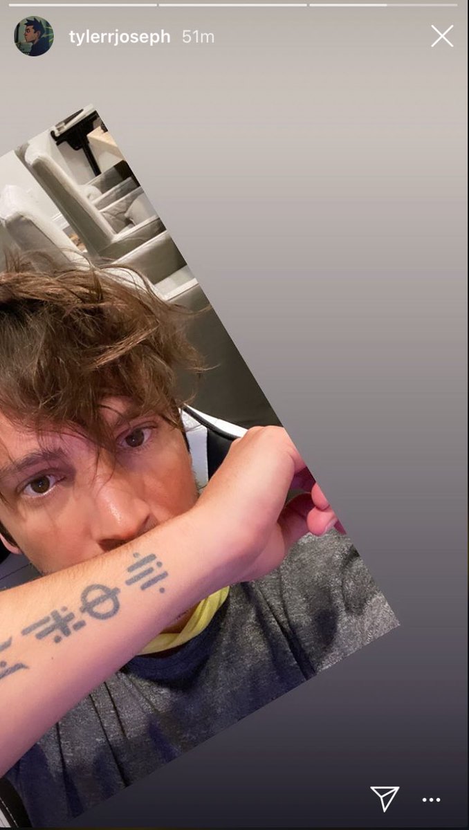 icanfeelmydeth's tweet photo. @tylerrjoseph is this your way of telling us you shaved your face because if so no one knows still. Also, don’t be shy, move your arm 😳😳😳😳@tylerrjoseph @tylerrjoseph https://t.co/VZNTfCnAfu