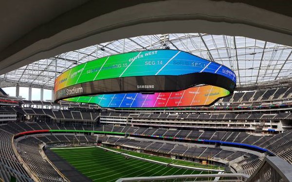MediaPost's tweet image. .@Samsung ginormous #videoboard built for NFL teams at new @SoFiStadium in LA is bigger than the game itself. Or at least the field. bit.ly/3iDmbtu @pjbtweet