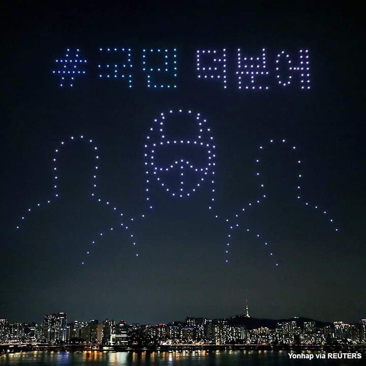 LadyDoctor12's tweet photo. Drones fly over the Han River in South Korea to appreciate the country’s measures to avoid the spread of the coronavirus disease. https://t.co/4B6XnyyR28