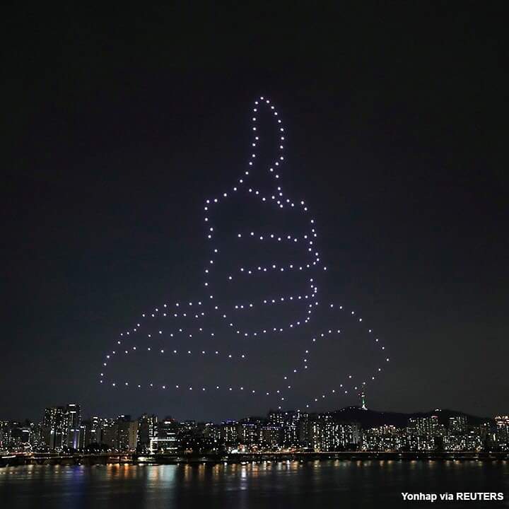 LadyDoctor12's tweet photo. Drones fly over the Han River in South Korea to appreciate the country’s measures to avoid the spread of the coronavirus disease. https://t.co/4B6XnyyR28