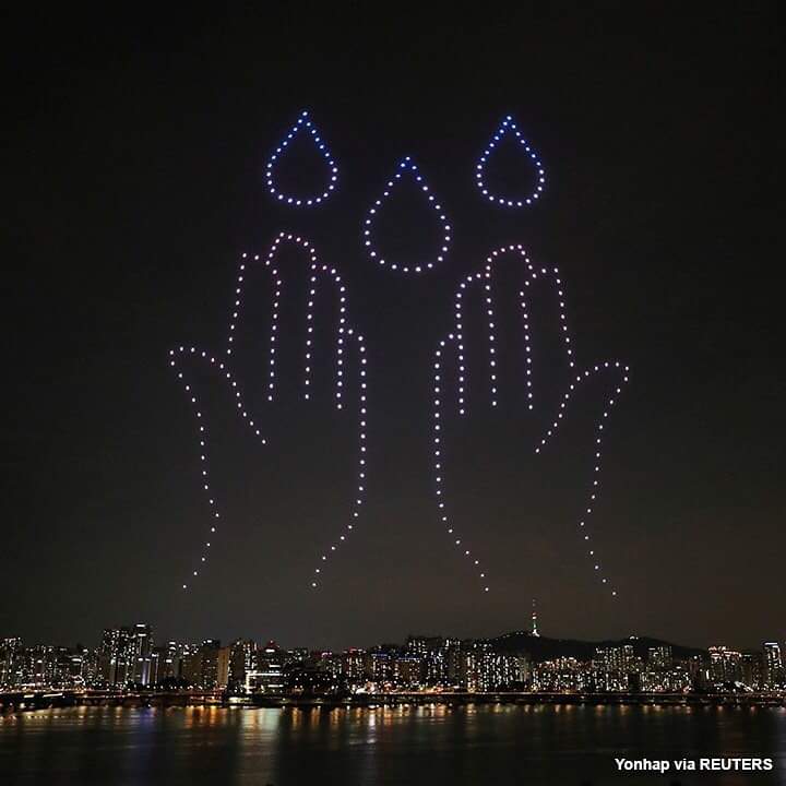 LadyDoctor12's tweet photo. Drones fly over the Han River in South Korea to appreciate the country’s measures to avoid the spread of the coronavirus disease. https://t.co/4B6XnyyR28