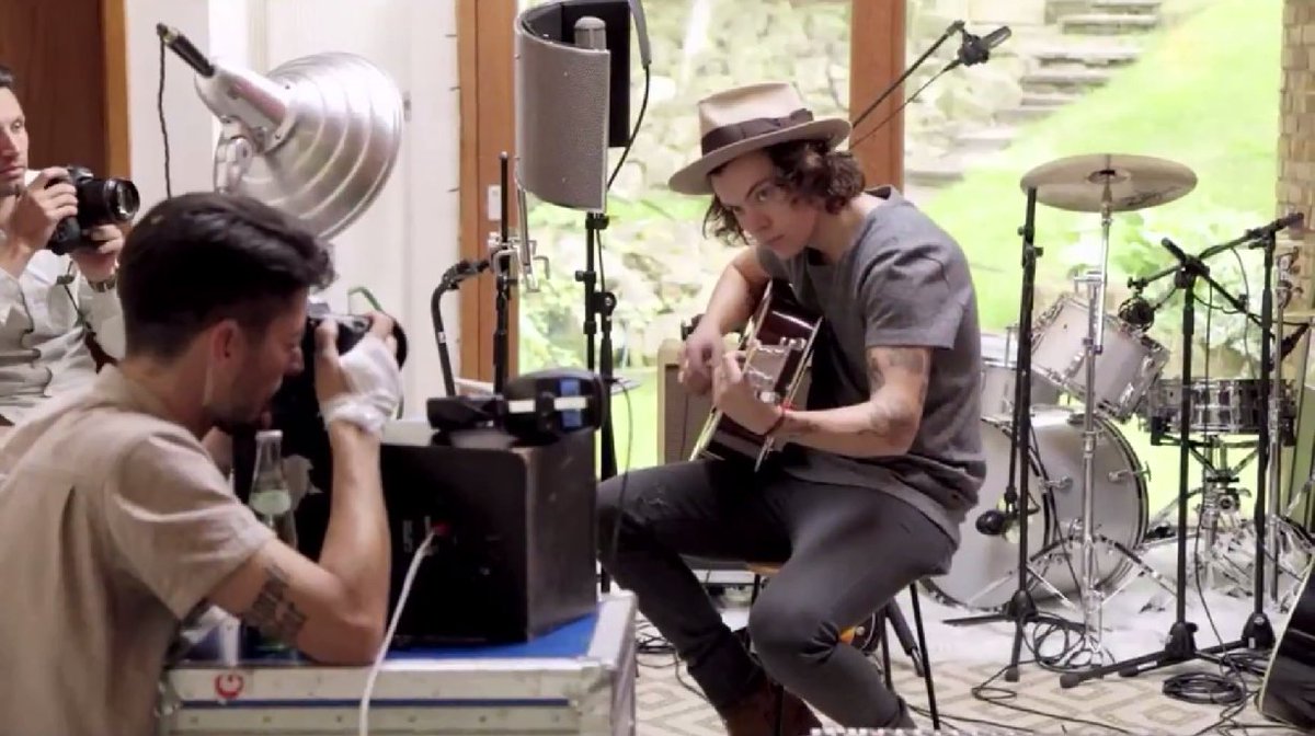 harry styles in studio; a fantastic thread.