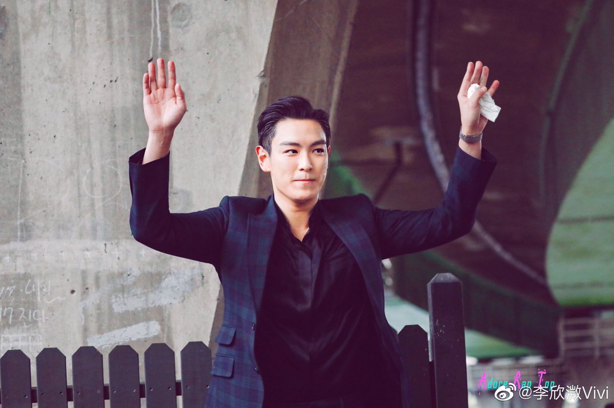 teaohhpea's tweet photo. This is the day I cried while watching him smile and healthy looking and at the same time laughed my lungs out for the way kmedia was ghosted as they DESERVED. No one can top this. Period.
#LetsMeetAgainTOP https://t.co/5y2b7WnaXi