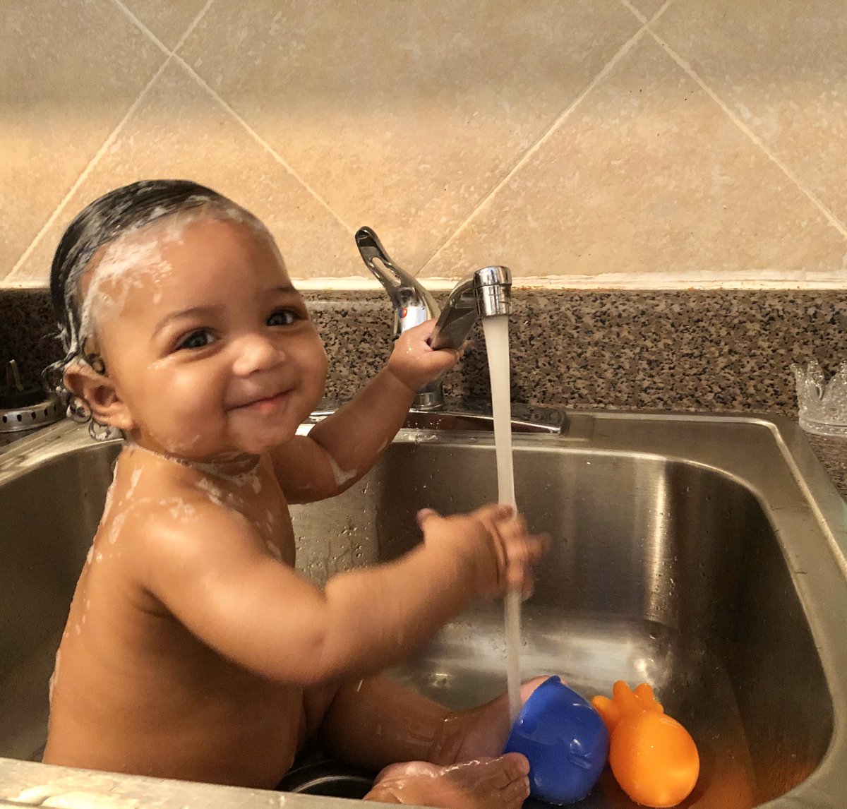 glohanys's tweet image. noah’s favorite pastime is to take a bath 😭