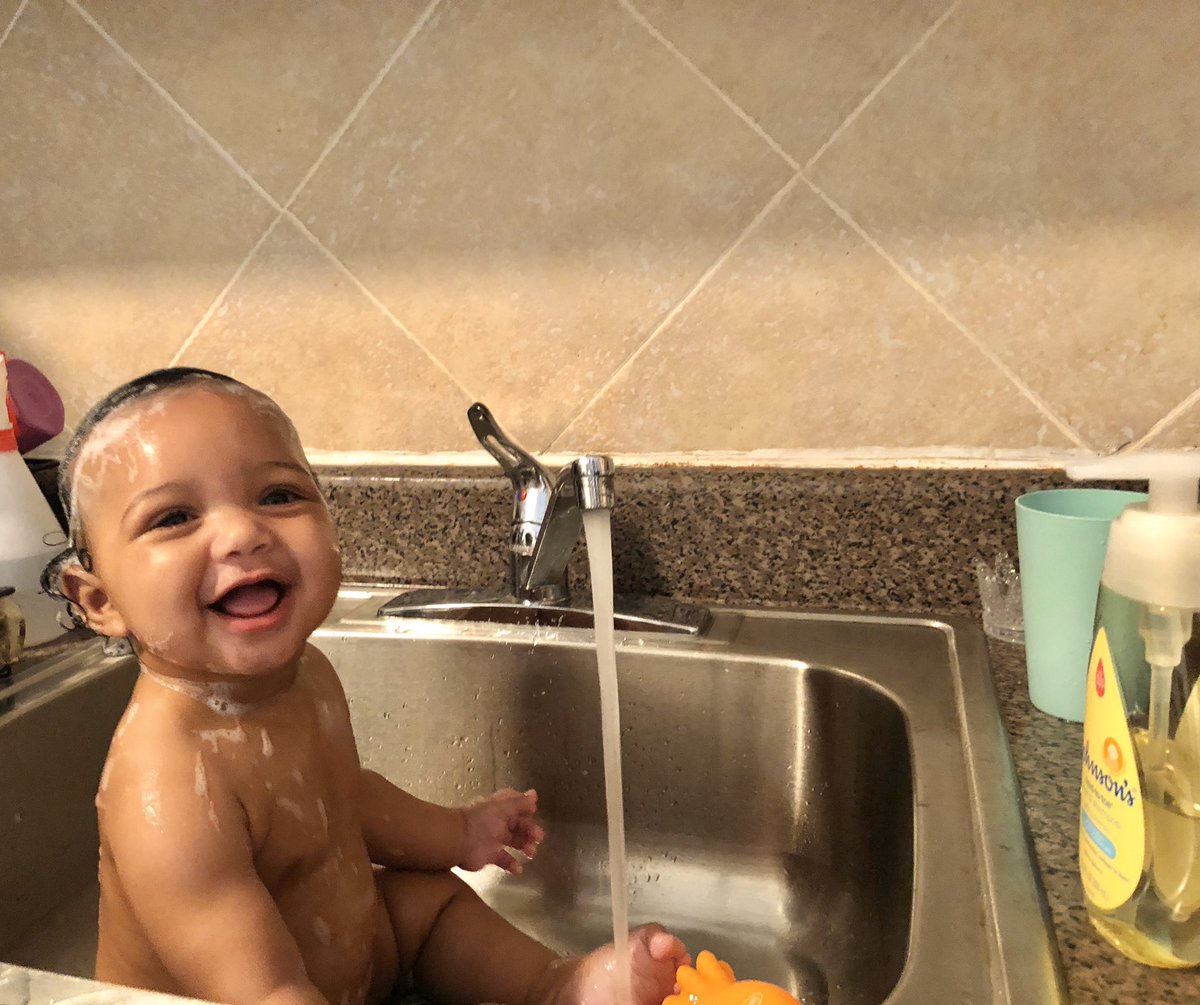 glohanys's tweet image. noah’s favorite pastime is to take a bath 😭