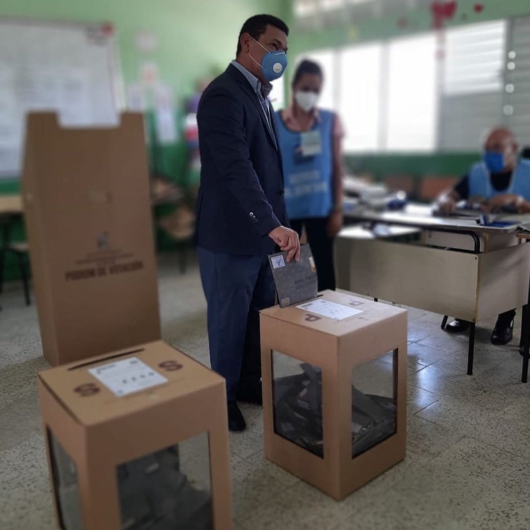 AgustinGlezvice's tweet photo. Ayer ejercimos nuestro derecho al voto, agradecido del apoyo brindado durante este período de campaña.

Felicito al candidato presidencial electo @luisabinader y a los miembros del partido @prm_oficial. Deseamos muchos éxitos en su gestión de gobierno. https://t.co/JQmXaW16In
