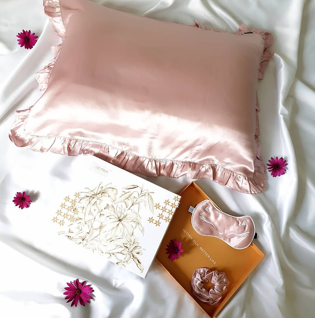LilySilk's tweet photo. A good night sleep calls for sleep-promoting stuff, such as, a silk pillowcase, a good pillow and silk blind folder~ ๐ What are your sleep essentials that you can't sleep without?
.
.
#silk #silky #silkpillowcases #silkpillowcase #pillowcase #pillowcases #pinksilk #sleeping https://t.co/BrOqclj6hP