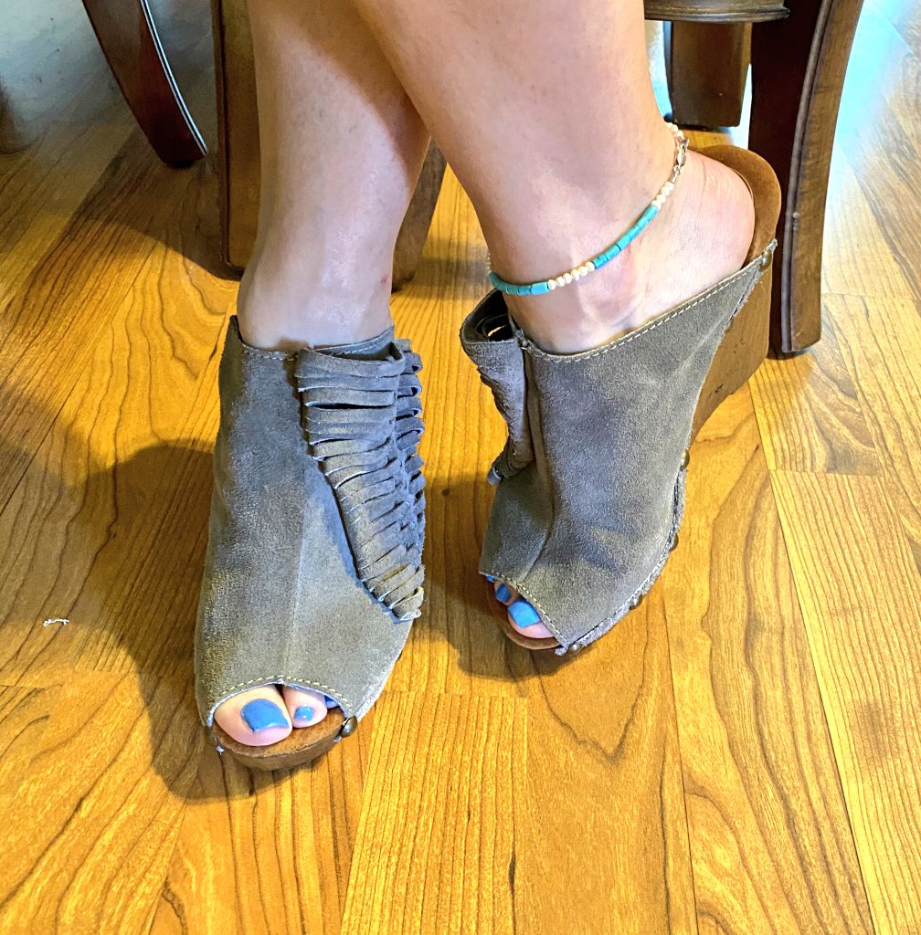 PiesitosL's tweet photo. Manda tus aportes y dale RT 🥵😍🔥🔥.#feet #feetlovers #feetadict #fetishfashion #feetlovers #feetpics #sandals #barefoot #teenfeet #girlsfeet #pies #voyeur #milf #toes #sandals #milffeet #teen #fetiche #feetfetish https://t.co/F2L1EPEnPz