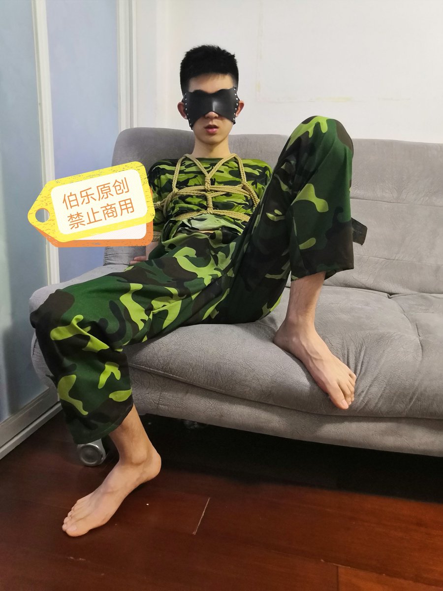 boundapple's tweet photo. 继续“绿色系列”#捆绑 #眼罩 #大脚 #少年 忘记介绍了，他叫小白 https://t.co/CI3s2WLHjT