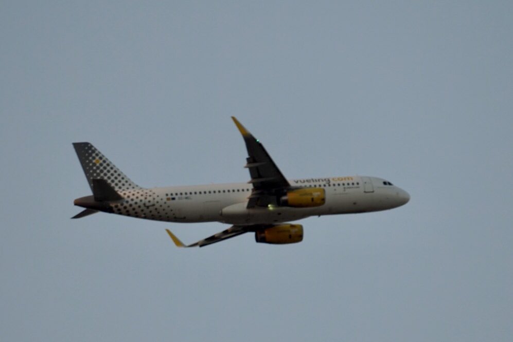 danpateyu's tweet photo. Spotting from the window #VLC #runway12 @aeroVLC @UPSAirlines #swiftair @Ryanair_ES @vueling https://t.co/XbtqYpqZWs