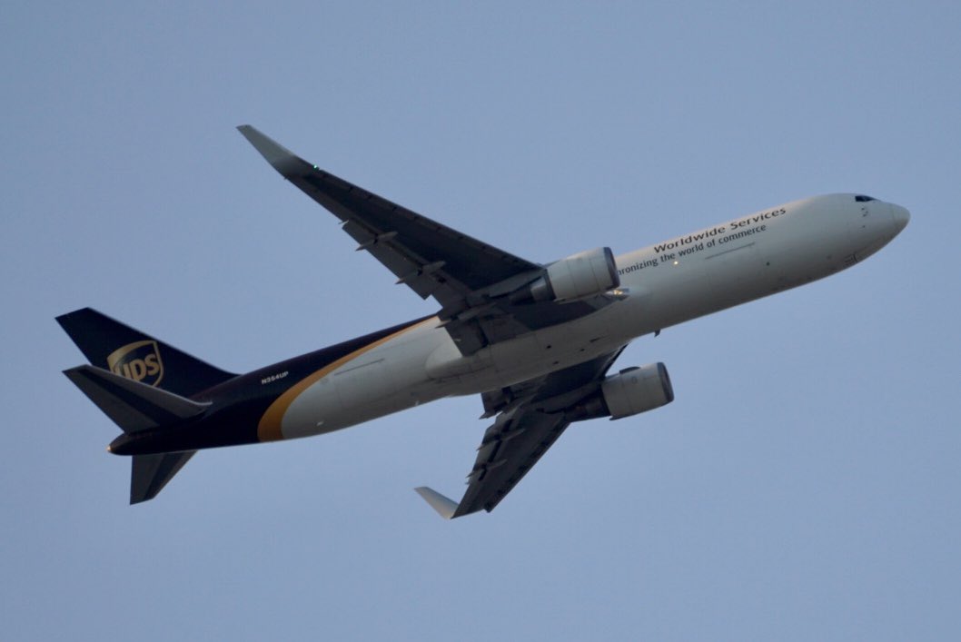 danpateyu's tweet photo. Spotting from the window #VLC #runway12 @aeroVLC @UPSAirlines #swiftair @Ryanair_ES @vueling https://t.co/XbtqYpqZWs