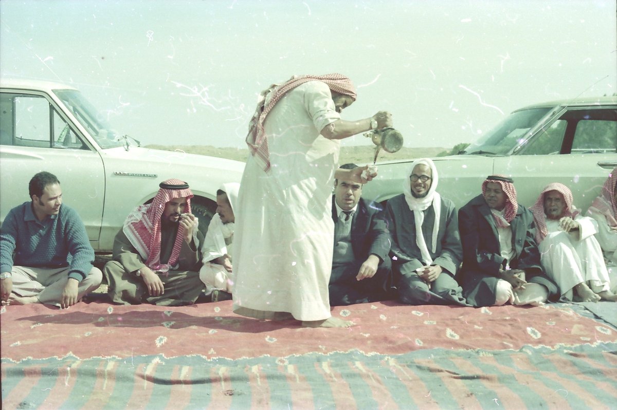 AElsherbiny2020's tweet photo. #ذكريات_علي_الشربيني_عنيزة فى الصورة على السالم العباد(رحمه الله) ويمينه أ.فوزى بنك المذنب ويمينه عبدالرحيم المصرى ابو عاصم (رحمه الله) بنك عنيزة ويمينه مدير فرع القصيم ببريدة ويمينه فهد الحميد ابو فيصل مديربنك عنيزة الزراعى وفى أقصى اليمين أ.عبد المتجلى مدير بنك المذنب الزراعى . https://t.co/wpSz5YWhl8