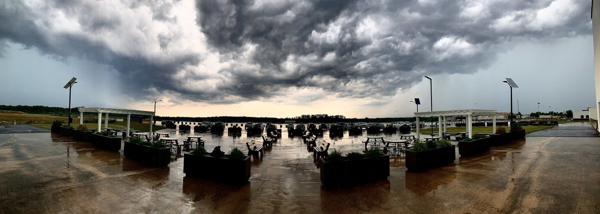 In between two severe storms here in Horsham, PA.😯
#severeweather