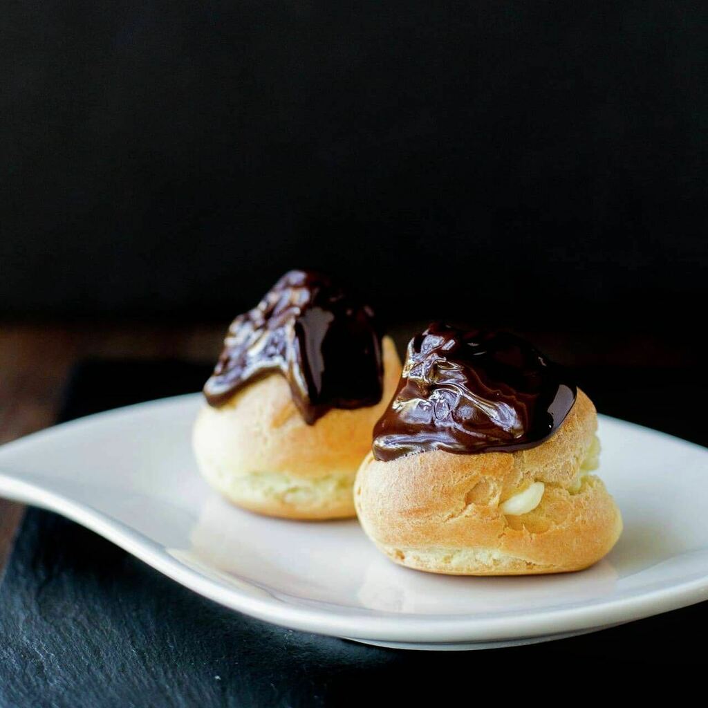 Enmicocinahoy's tweet photo. PROFITEROLES con paso a paso y todos los detalles, para ver la receta vayan a mi perfil y pinchen “linkinprofile” y luego la foto. #fb #enmicocinahoy #profiteroles #bombitas #postreschilenos https://t.co/DgU22Vl9kj #comerrico #recetacasera #oncechilena https://t.co/idN26YzBsV